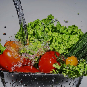 Зачем замачивать зелень в соленой воде и заворачивать спагетти в полотенце: лучшие лайфхаки для кухни