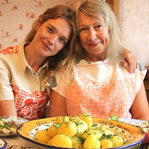 Мама Водяновой продает пирожки на улице